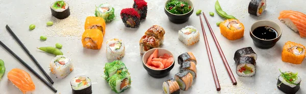 軽い背景で寿司の品揃え 日本の伝統的な高級食事 パノラマ — ストック写真