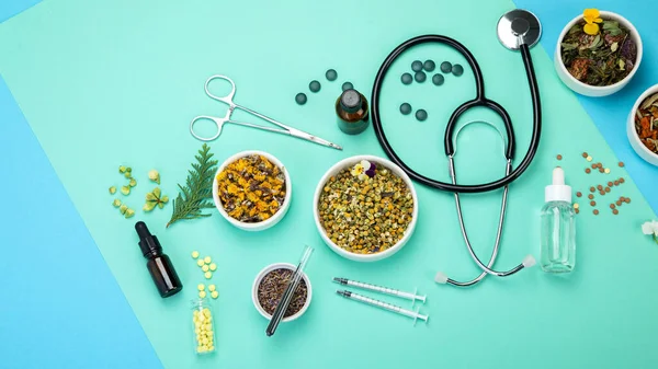 Auswahl Kräutern Und Traditioneller Medizin Auf Farbenfrohem Hintergrund Traditionelles Gesundheitskonzept — Stockfoto