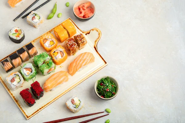 Sushi Sortiment Fundal Luminos Masa Tradițională Japoneză Lux Vedere Sus — Fotografie, imagine de stoc