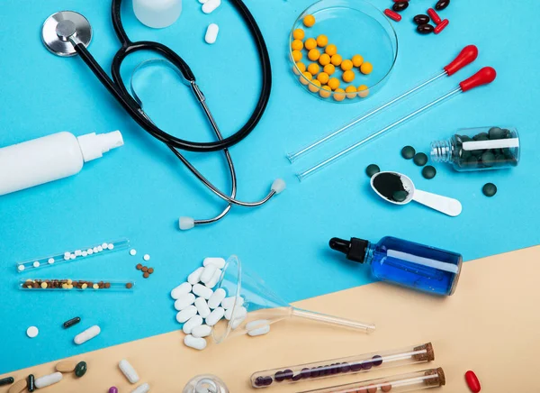 Różny Sprzęt Medyczny Ampułki Pipeta Leki Tabletki Kapsułki Spray Niebieskim — Zdjęcie stockowe