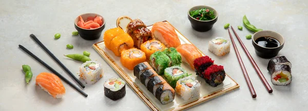Sushi在浅色背景下的分类 日本传统奢侈餐 — 图库照片