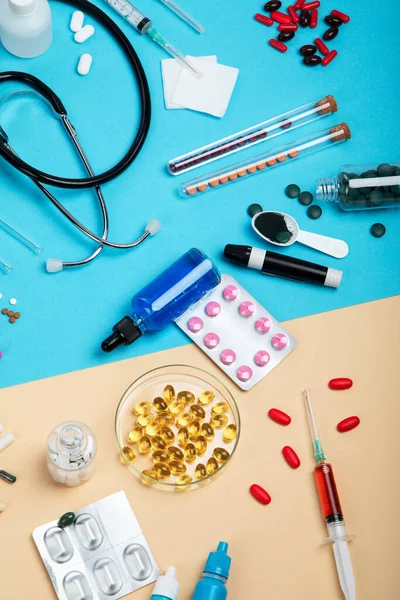 Diverse Medische Apparatuur Ampullen Pipet Medicijnen Tabletten Capsules Spray Blauwe — Stockfoto