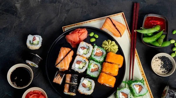 Sushi Sortiment Fundal Întunecat Masa Tradițională Japoneză Lux Vedere Sus — Fotografie, imagine de stoc