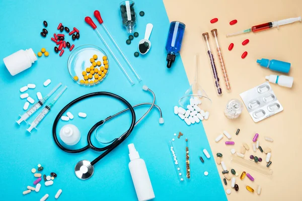 Diverse Medische Apparatuur Ampullen Pipet Medicijnen Tabletten Capsules Spray Blauwe — Stockfoto