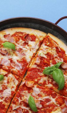 Pembe arka planda pizza. Yaratıcı bir kavram. Yemek servisi. Üst görünüm, düz görünüm, kopyalama alanı