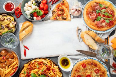 Koyu arka planda İtalyan yemek çeşitleri. Geleneksel gıda konsepti. Bulaşıklar ve aperatifler. Düz konum, üst görünüm, kopyalama alanı