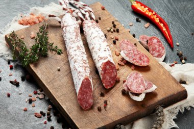 Gri arka planda geleneksel İspanyol fueti. Garip bir tadı olan kurutulmuş domuz sosisi.. 