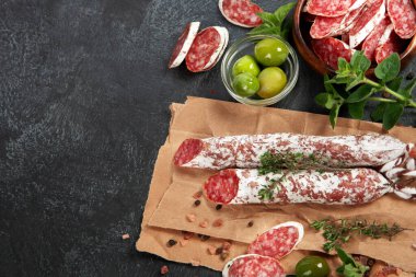 Gri arka planda geleneksel İspanyol fueti. Garip bir tadı olan kurutulmuş domuz sosisi. Düz konum, üst görünüm, kopyalama alanı