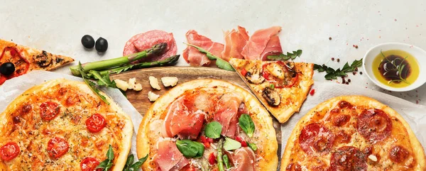 Diferite Tipuri Pizza Italiană Margherita Pepperoni Șuncă Ciuperci Busuioc Roșii — Fotografie, imagine de stoc