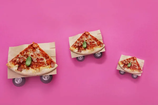 Pizza Sfondo Rosa Ideazione Creativa Consegna Del Cibo Vista Dall — Foto Stock