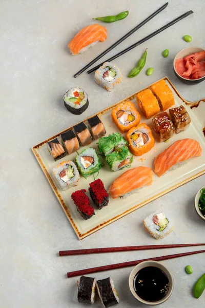 軽い背景で寿司の品揃え 日本の伝統的な高級食事 トップビュー フラットレイアウト コピースペース — ストック写真