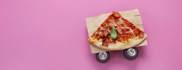 Pizza Sobre Fundo Rosa Concepção Criativa Entrega Comida Vista Superior — Fotografia de Stock