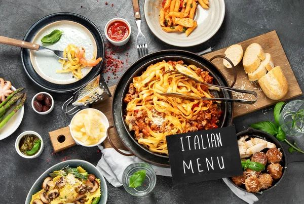 Táblázat Olasz Ételek Tányérokon Tészta Bolognai Ravioli Penne Csirkével Szószok — Stock Fotó