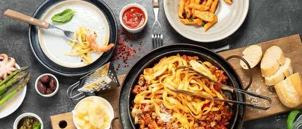 Tisch Mit Italienischen Gerichten Auf Tellern Pasta Bolognese Ravioli Penne — Stockfoto