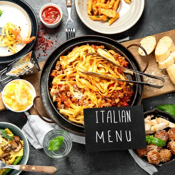 Stůl Italských Jídel Talířích Těstoviny Boloňské Ravioli Penne Kuřecím Masem — Stock fotografie