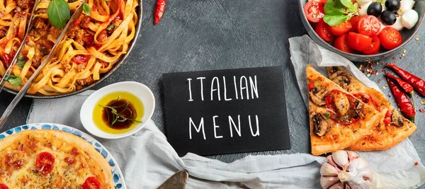 이탈리아 음식은 어두운 배경에 다양하다 전통적 식사와 식욕을 돋우는 참으로 — 스톡 사진