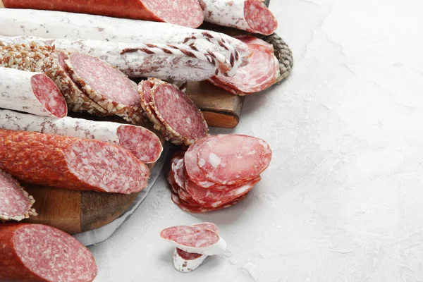 Assortimento Salsicce Salumi Fondo Chiaro Prodotto Base Carne Finemente Tritata — Foto Stock