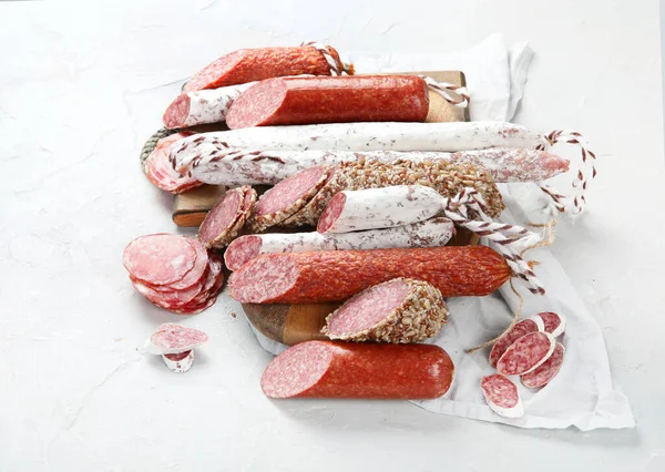 Worstjes Salami Assortiment Lichte Achtergrond Vleesproduct Van Fijn Gehakt Gekruid — Stockfoto