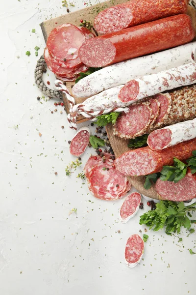 Assortimento Salsicce Salumi Fondo Chiaro Prodotto Base Carne Finemente Tritata — Foto Stock