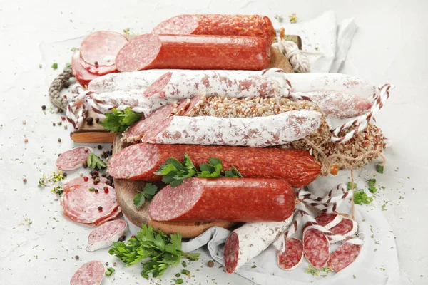 소세지 살라미는 배경으로 다양하다 고기로 제품이다 평평하게 위에서 바라본 — 스톡 사진