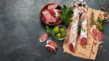 Gri arka planda geleneksel İspanyol fueti. Garip bir tadı olan kurutulmuş domuz sosisi. Düz konum, üst görünüm, kopyalama alanı