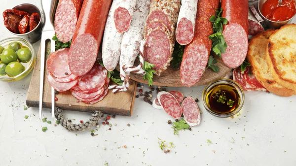 Assortimento Salsicce Salumi Fondo Chiaro Prodotto Base Carne Fatto Carne — Foto Stock