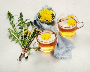 Karahindiba çiçeklerinden yapılmış lezzetli sağlıklı çay. Güzel kokulu bitkiler.. 