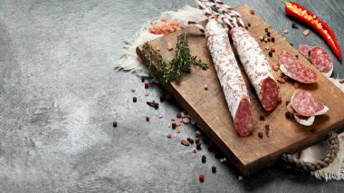 Gri arka planda geleneksel İspanyol fueti. Garip bir tadı olan kurutulmuş domuz sosisi. Boşluğu kopyala