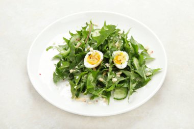 Hafif arka planda taze karahindiba salatası. Yenilebilir bitki ve nektareröz. 