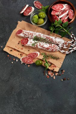 Gri arka planda geleneksel İspanyol fueti. Garip bir tadı olan kurutulmuş domuz sosisi. Düz konum, üst görünüm, kopyalama alanı