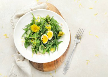 Hafif arka planda taze karahindiba salatası. Yenilebilir bitki ve nektareröz. Üst görünüm, düz görünüm, kopyalama alanı