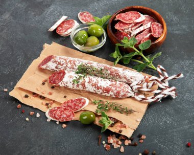 Gri arka planda geleneksel İspanyol fueti. Garip bir tadı olan kurutulmuş domuz sosisi.. 