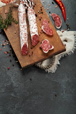 Gri arka planda geleneksel İspanyol fueti. Garip bir tadı olan kurutulmuş domuz sosisi. Düz konum, üst görünüm, kopyalama alanı