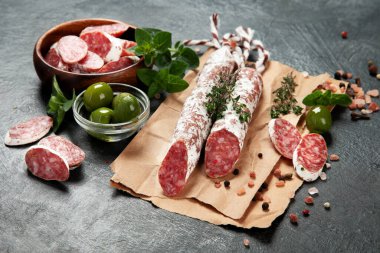 Gri arka planda geleneksel İspanyol fueti. Garip bir tadı olan kurutulmuş domuz sosisi. Düz konum, üst görünüm, kopyalama alanı