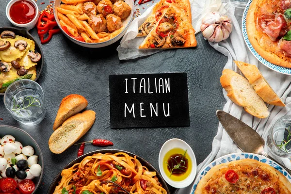 Italský Sortiment Potravin Tmavém Pozadí Tradiční Pojetí Jídla Jídla Předkrmy — Stock fotografie
