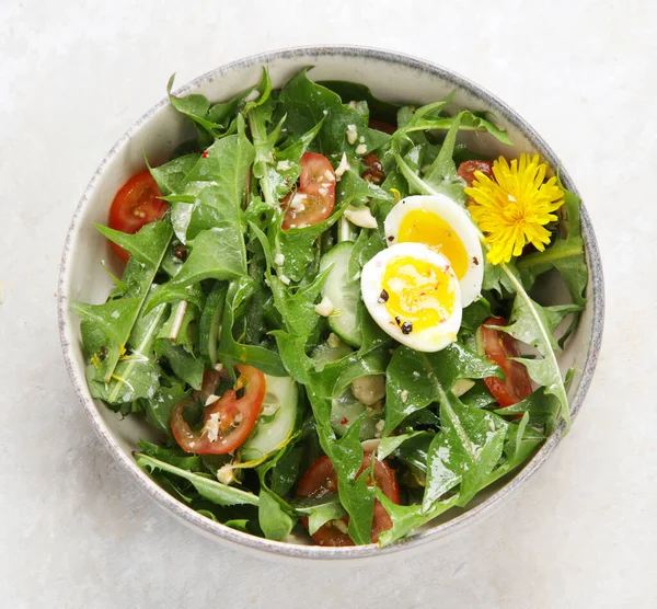 Insalata Tarassaco Fresco Sfondo Chiaro Pianta Commestibile Nettarifera Vista Dall — Foto Stock