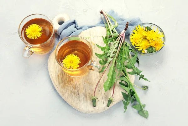 Karahindiba çiçeklerinden yapılmış lezzetli sağlıklı çay. Taze kokulu bitkiler. Düz konum, üst görünüm, kopyalama alanı