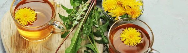 Pyszna Zdrowa Herbata Kwiatów Mniszka Lekarskiego Pachnące Świeże Zioła Panorama — Zdjęcie stockowe