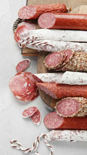 소세지 살라미는 배경으로 다양하다 고기로 제품이다 — 스톡 사진