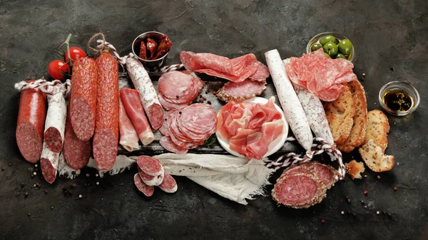 Assortimento Sasusages Sfondo Scuro Prodotto Base Carne Finemente Tritata Stagionata — Foto Stock