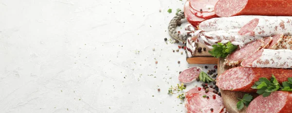 소세지 살라미는 배경으로 다양하다 고기로 제품이다 파노라마 — 스톡 사진