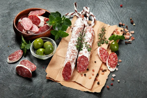 전통적 스페인 요리의 배경은 회색이다 돼지고기 소시지를 — 스톡 사진