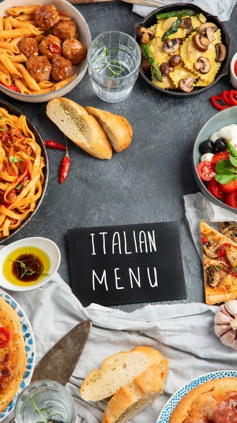 Italiaans Voedselassortiment Donkere Achtergrond Traditioneel Voedselconcept Gerechten Hapjes Van Inderdaad — Stockfoto