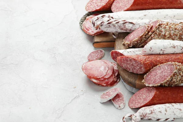 소세지 살라미는 배경으로 다양하다 고기로 제품이다 — 스톡 사진