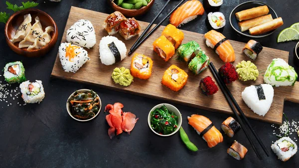 Асортимент Японської Їжі Темному Тлі Традиційна Концепція Їжі Риби Закуски — стокове фото