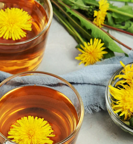 Köstlicher Gesunder Tee Aus Löwenzahnblüten Duftende Frische Kräuter — Stockfoto