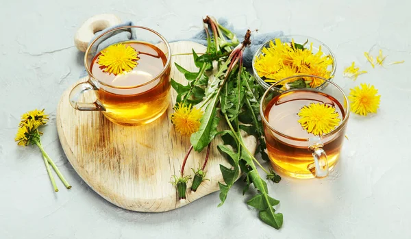 Köstlicher Gesunder Tee Aus Löwenzahnblüten Duftende Frische Kräuter — Stockfoto