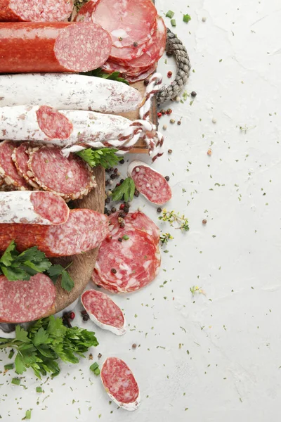 香肠色拉米在浅色背景下的分类 肉制品是用细碎和调味的肉制成的 平面布局 顶视图 复制空间 — 图库照片