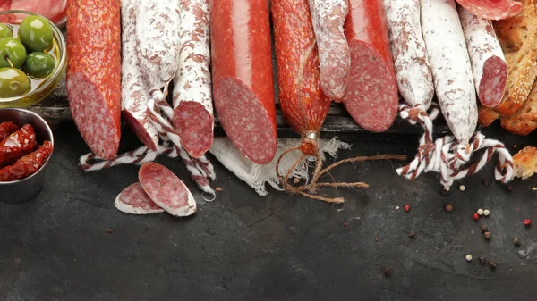Surtido Salchichas Sobre Fondo Oscuro Producto Cárnico Hecho Carne Finamente —  Fotos de Stock