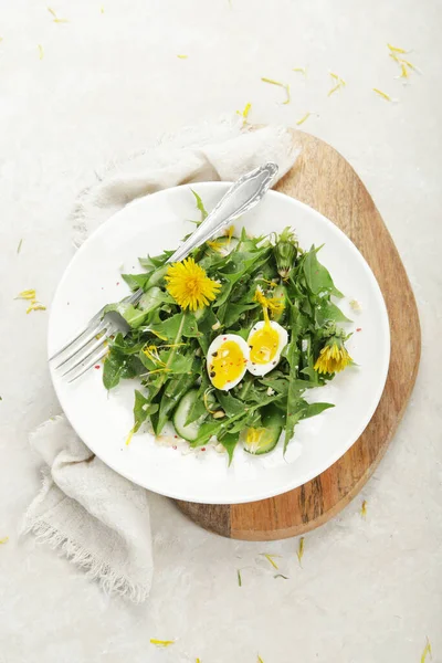 Insalata Tarassaco Fresco Sfondo Chiaro Pianta Commestibile Nettarifera Vista Dall — Foto Stock